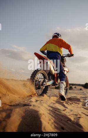 Motocross motocross rider roue de skidding soulevant la poussière de sable Banque D'Images