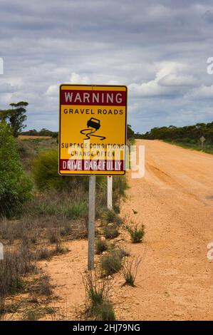 Panneau d'avertissement pour les conducteurs sur des routes de gravier dans l'arrière-pays reculé de l'Australie Banque D'Images