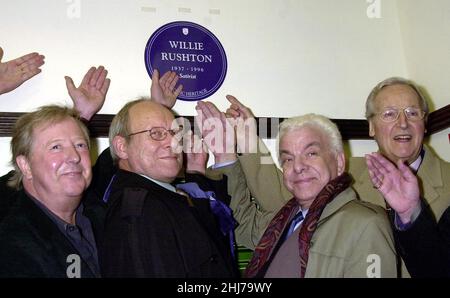 Photo du dossier datée du 17/03/02, de (gauche à droite), des comédiens Tim Brooke-Taylor, Graeme Garden, Barry Cryer et Nicholas Parsons de la station de métro Mornington Crescent à Londres, dévoilant une plaque sur le patrimoine comique à Willie Rushton.Barry Cryer, auteur de comédie et interprète chevronné, est décédé à l'âge de 86 ans.Date d'émission : jeudi 27 janvier 2022. Banque D'Images