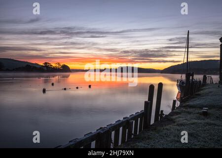 Un lever de soleil glacial à St Allemands sur la rivière Tiddy Sou East Cornwall Banque D'Images