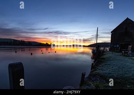 Un lever de soleil glacial à St Allemands sur la rivière Tiddy Sou East Cornwall Banque D'Images