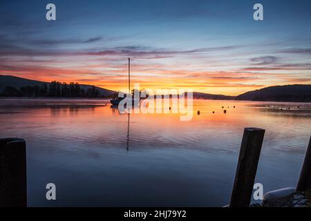 Un lever de soleil glacial à St Allemands sur la rivière Tiddy Sou East Cornwall Banque D'Images