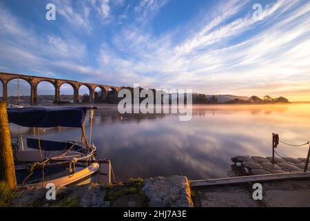 Un lever de soleil glacial à St Allemands sur la rivière Tiddy Sou East Cornwall Banque D'Images