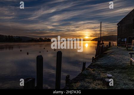 Un lever de soleil glacial à St Allemands sur la rivière Tiddy Sou East Cornwall Banque D'Images