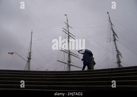 Hambourg, Allemagne.27th janvier 2022.Les passants marchent sous la pluie le long de la promenade Jan Fedder au Landungsbrücken dans le port de Hambourg.Credit: Marcus Brandt/dpa/Alay Live News Banque D'Images