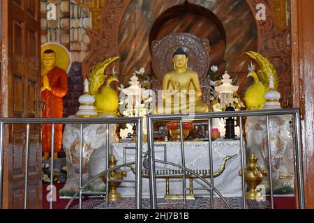 Statue de Bouddha d'or à Chetiyagiri Vihar de la société Mahabodhi du Sri Lanka à Sanchi, Madhya Pradesh, Inde. Banque D'Images