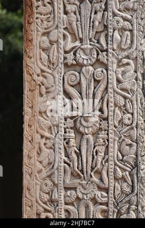 Stupa No 1, porte nord, pilier droit, face extérieure: Décorations florales site du patrimoine mondial, Sanchi, Madhya Pradesh, Inde Banque D'Images