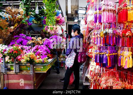 Hong Kong, Chine.27th janvier 2022.Les gens achètent des fleurs et des décorations pour la maison et se préparent pour le nouvel an chinois.Le nouvel an lunaire tombera le 1st 2022 février et accueillera l'année du tigre.(Image de crédit : © Keith Tsuji/ZUMA Press Wire) Banque D'Images