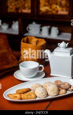 Un plateau avec des gâteaux secs, sur le comptoir d'une boulangerie traditionnelle. Banque D'Images