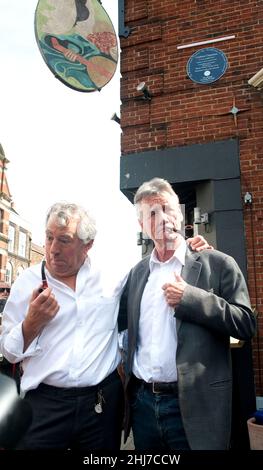 Graham Chapman de la renommée Monty Python avait une plaque bleue Mettez vers le haut sur l'Angel Inn à Highgate aujourd'hui assister Le dévoilement a été vieux chums Python Michael Banque D'Images