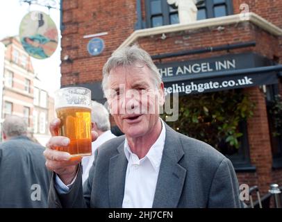 Graham Chapman de la renommée Monty Python avait une plaque bleue Mettez vers le haut sur l'Angel Inn à Highgate aujourd'hui assister Le dévoilement a été vieux chums Python Michael Banque D'Images