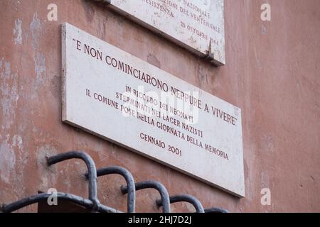 Rome, Italie.27th janvier 2022.Plaque commémorant le tour et la déportation des Juifs de Rome, qui a eu lieu le 16 octobre 1943 (photo de Matteo Nardone/Pacific Press) crédit: Pacific Press Media production Corp./Alay Live News Banque D'Images