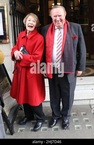 Oldie de l'année prix à Simpsons dans le Strand.2017 Pic shows: Labour stallwart Glenda Jackson avec l'ancien rédacteur du Sunday Times Andrew Neil Pic by Banque D'Images