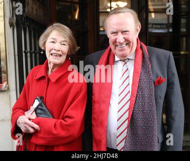 Oldie de l'année prix à Simpsons dans le Strand.2017 Pic shows: Labour stallwart Glenda Jackson avec l'ancien rédacteur du Sunday Times Andrew Neil Pic by Banque D'Images