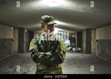 Les soldats détectent l'attaque avant qu'elle ne vienne Banque D'Images