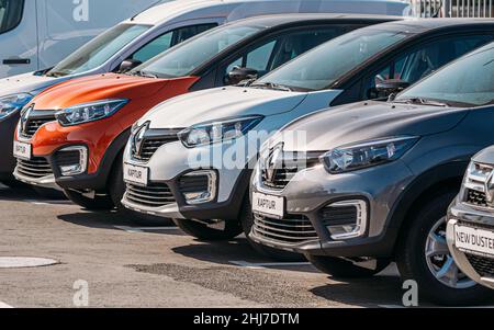 Différentes voitures Renault parking en rangée à l'extérieur.Multisegments sous-compacts produits conjointement par Renault-Nissan Alliance. Banque D'Images