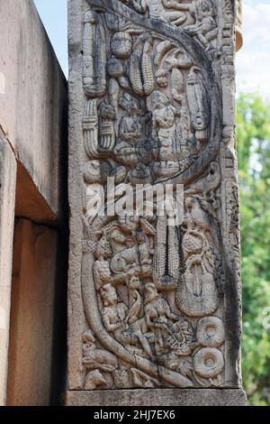 Stupa No 1, porte ouest, pilier gauche face extérieure : décorations florales site du patrimoine mondial, Sanchi, Madhya Pradesh, Inde Banque D'Images