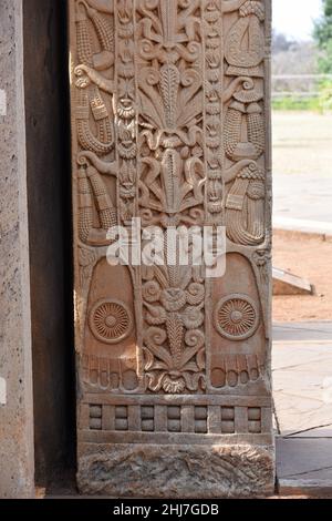 Stupa No 1, porte nord, pilier gauche, panneau extérieur: Empreintes Bouddha-pada au fond.Sur les bandes latérales il y a bijoux colliers suspendus.Monde Banque D'Images