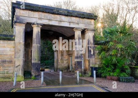 Cimetière général de Sheffield.Les chemins bordés d'arbres filent à travers un patchwork surcultivé de pierres tombales et de fer rouillé Banque D'Images