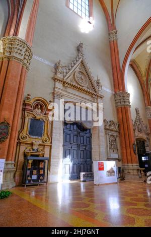 Octobre 2021 Bologne, Italie : intérieur de la basilique de San Petronio sur la place, Piazza Maggiore.Intérieur de la cathédrale Banque D'Images