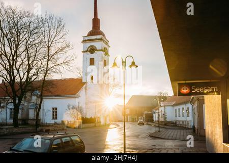 Kuressaare, Estonie.Église du Saint-Laurent Kuressaare au soleil lever du soleil ou coucher du soleil Banque D'Images