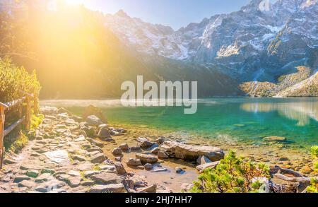 Belle vue sur le lac de montagne au lever du soleil dans les montagnes Tatra.Brouillard matinal sur le lac dans le parc national polonais de Tatra.Chaîne de montagnes dans Banque D'Images