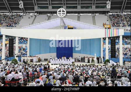 15 août 2014 - Deajeon, Corée du Sud : le Pape François assiste à la Journée de l'Assomption et se messe au stade de Deajeon.Le pape François a mis en garde contre le « cancer » du désespoir qui afflige les sociétés extérieurement prospères et a appelé les catholiques sud-coréens à rejeter « les modèles économiques inhumains » à une masse de 45 000 personnes vendredi lors du premier voyage papal en Asie en 15 ans. Banque D'Images