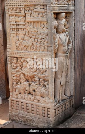 Stupa No 1, porte nord, pilier gauche, face intérieure du panneau 4: Dwarapala ou gardien vêtu de Dhoti et de boucles d'oreilles lourdes.Le Grand Stupa, patrimoine mondial S Banque D'Images