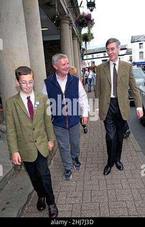 Joacob Rees-Mogg et son fils Peter, visitez la ville de Crickhowell à Powys, pays de Galles, le 27th juillet 2019.Ils ont été rejoints par le député conservateur Chris Davies. Banque D'Images