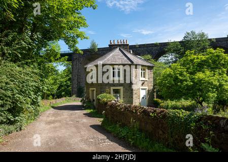 'Floodgates Cottage' au bord de la rivière Goyt près des lacs romains à Marple, Stockport, Greater Manchester, Angleterre. Banque D'Images