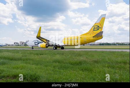 Kiev, Ukraine - 12 juin 2021 : Boeing 737 NG Max - MSN 29654.Compagnie aérienne Bees UR-UBC.Un bel avion jaune contre le ciel bleu prend son envol à l'aéroport Banque D'Images