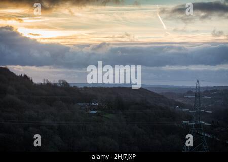 Halifax, West Yorkshire, Royaume-Uni.27th janvier 2022.Météo Royaume-Uni.Lumière matinale au-dessus du paysage de Pennine de Calvaire, près de Halifax, West Yorkshire, Royaume-Uni, vue de Bradford Road, Stump Cross, Halifax.C'est un matin froid et venteux.Crédit : Windmill Images/Alamy Live News Banque D'Images