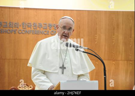 14 août 2014 - Séoul, Corée du Sud : le pape François assiste à la réunion avec les évêques de Corée au siège de la Conférence épiscopale coréenne le 14 août 2014 à Séoul, Corée du Sud.Le pape François se rend en Corée du Sud du 14 au 18 août.Ce voyage est le troisième voyage à l'étranger pour le pape après le Brésil et le Moyen-Orient.C'est la troisième visite pontificale en Corée du Sud. Banque D'Images