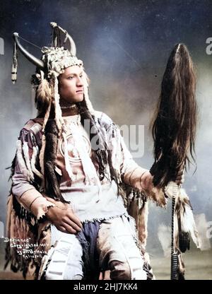 Defiance - photo ancienne et ancienne - amérindien / indien / américain. C 1902. Photo vintage colorée. Banque D'Images