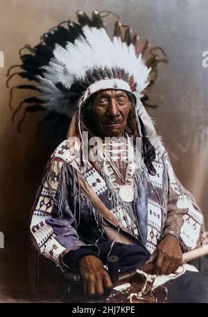 Portrait de Chief Red Cloud, assis; tenant Peace Pipe - Antique et photo d'époque - amérindien / indien / américain Indien Banque D'Images