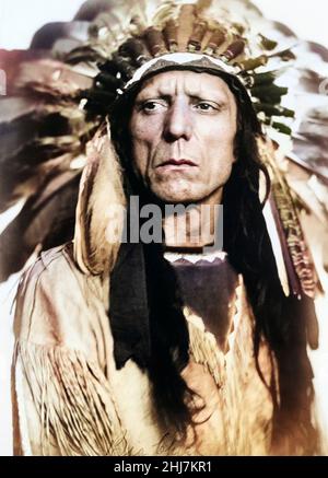 Chief War Eagle - photo ancienne et ancienne - amérindien / indien / américain, c 1909. Colorisé. Banque D'Images