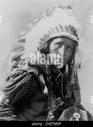 Portrait de White War Bonnet. Photo antique et vintage - amérindien / indien / américain indien. Heyn & Matzen, photographe. C 1900. Banque D'Images