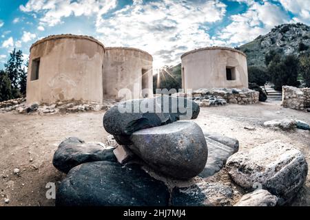 Maisons rondes reconstruites de l'époque néolithique et outils en pierre sur le site archéologique de Choirokitia, Chypre Banque D'Images