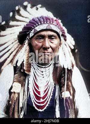 Joseph--nez Percé - photo ancienne et ancienne - amérindien / indien / américain. Curtis, Edward S, photographe. Novembre 1903. Colorisé. Banque D'Images