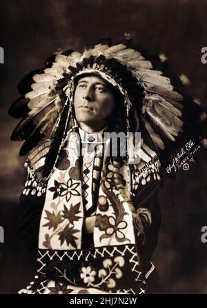 Chef White Elk par Turner Studio - 11 févr. 1921 - photo ancienne et ancienne - amérindien / indien / américain. Photo par Turner studio. Banque D'Images