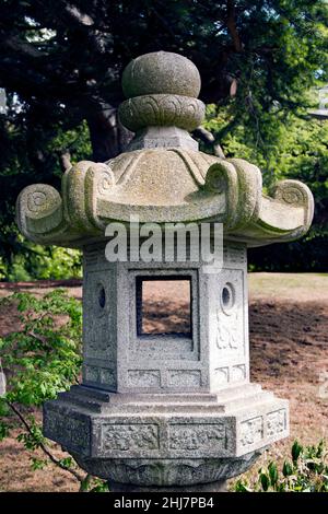 Gros plan d'une lanterne en pierre japonaise, au jardin botanique royal de Kew Banque D'Images