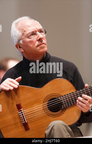 John Christopher Williams OBE, répétition avec l'orchestre de chambre anglais, à la salle de concert Cadogan Hall, sous la direction de Benjamin Wallfisch.John William Banque D'Images