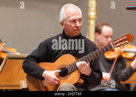 John Christopher Williams OBE, répétition avec l'orchestre de chambre anglais, à la salle de concert Cadogan Hall, sous la direction de Benjamin Wallfisch.John William Banque D'Images