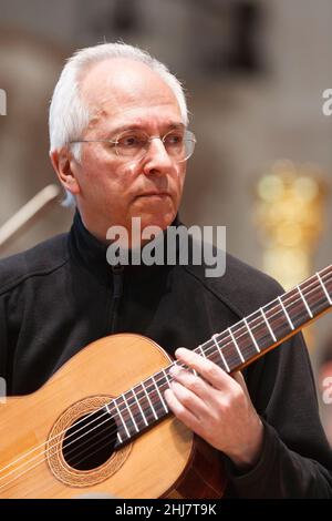 John Christopher Williams OBE, répétition avec l'orchestre de chambre anglais, à la salle de concert Cadogan Hall, sous la direction de Benjamin Wallfisch.John William Banque D'Images