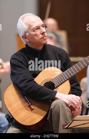 John Christopher Williams OBE, répétition avec l'orchestre de chambre anglais, à la salle de concert Cadogan Hall, sous la direction de Benjamin Wallfisch.John William Banque D'Images