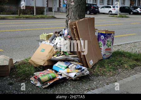 Des conteneurs en carton utilisés dans les rues d'un quartier de Zurich, en Suisse. Mars 2020.emballages de cartons de déchets ménagers prêts à être recyclés Banque D'Images