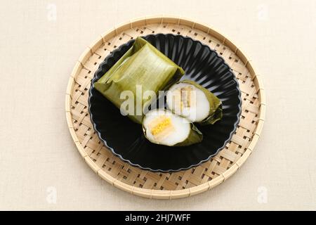 Nagasari est un gâteau traditionnel d'Indonésie, fait de farine de riz, de farine de sagou, de lait de coco et de sucre rempli de bananes. Banque D'Images