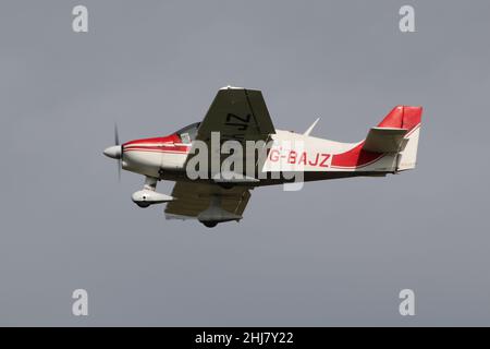 G-BAJZ, un Robin DR400/120 Dauphin 2+2 détenu et exploité par le Prestwick Flying Club, à l'aéroport international Prestwick à Ayrshire, en Écosse. Banque D'Images