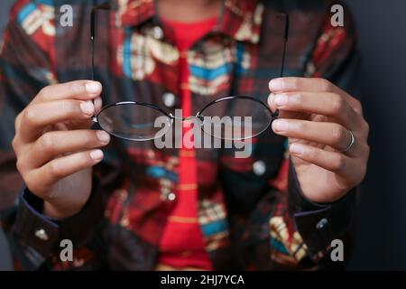 Gros plan de la main de l'homme tenant le vieux lunettes Banque D'Images