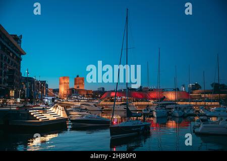 Oslo, Norvège.Vue de nuit Embankment, hôtel de ville d'Oslo et bateaux amarrés près du quartier d'Aker Brygge.Soirée d'été.Endroit célèbre et populaire Banque D'Images